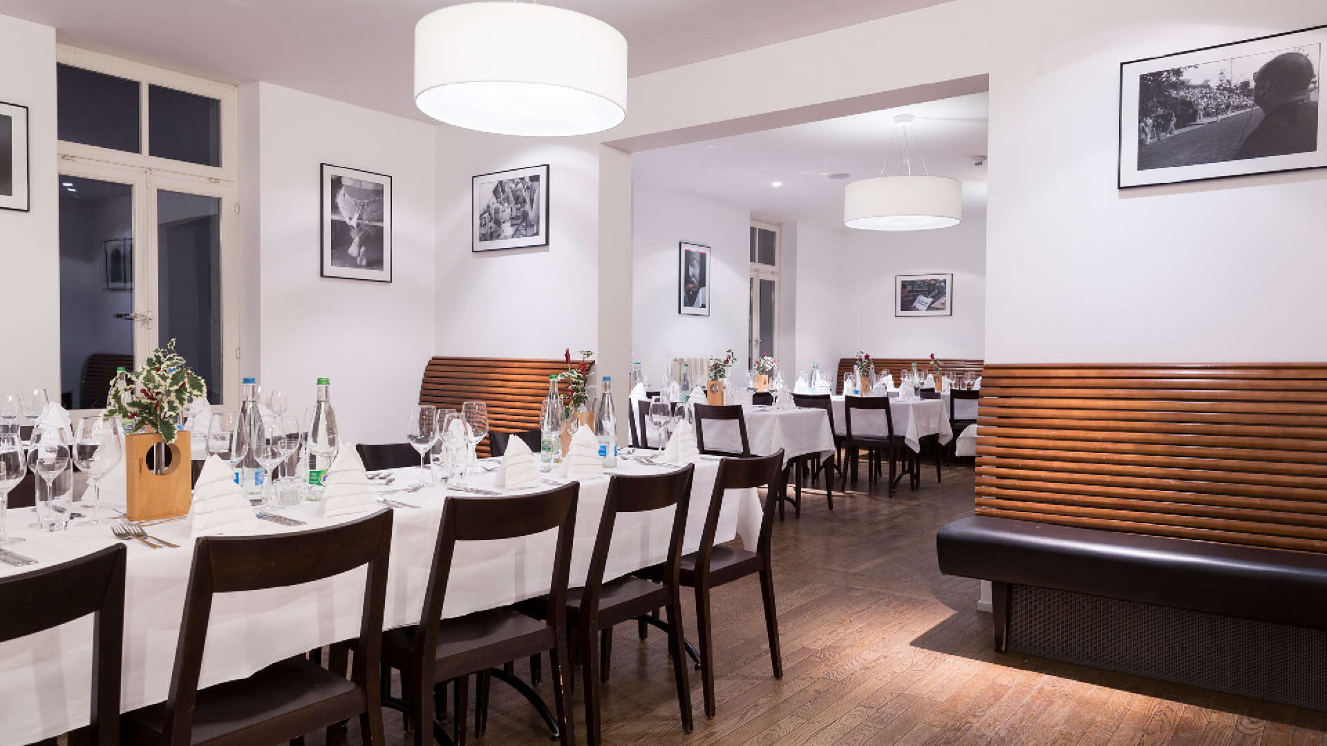 Tables dressées avec nappes blanches dans le restaurant self-service Tapis Rouge