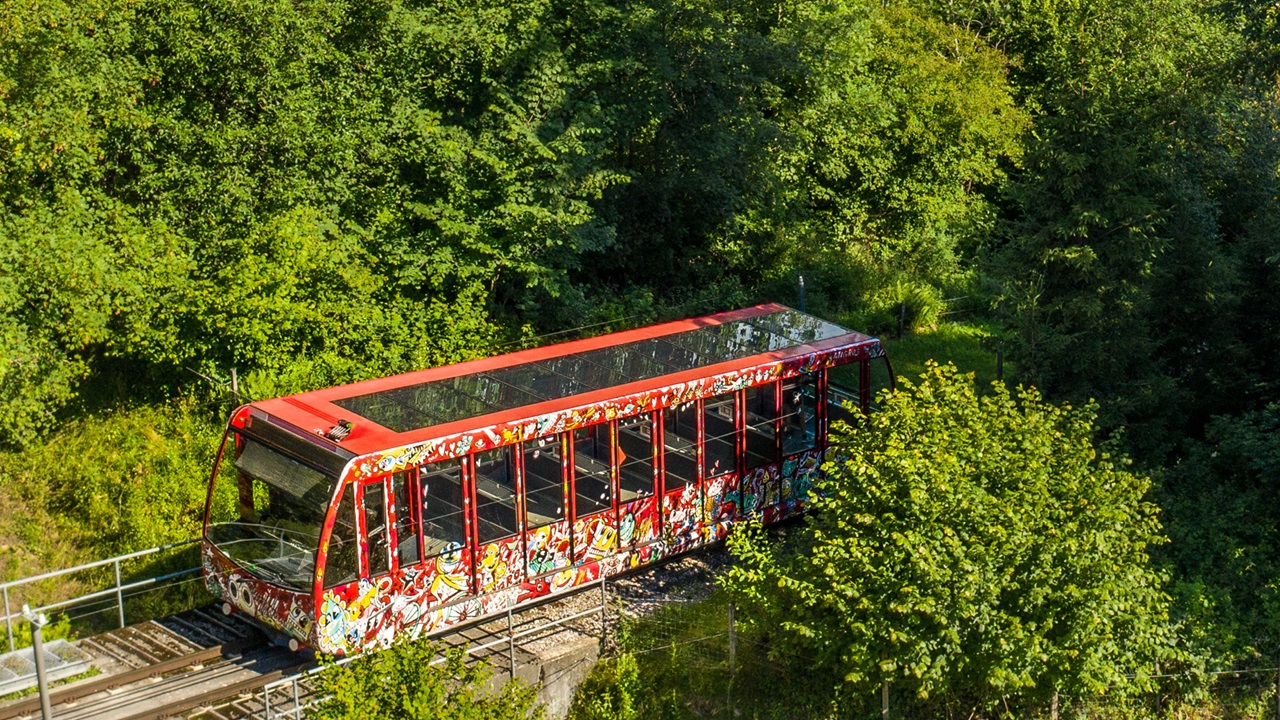 The red-trimmed funicular is operated by Gurtenbahn Bern AG. Every year it transports more than one million people. 
