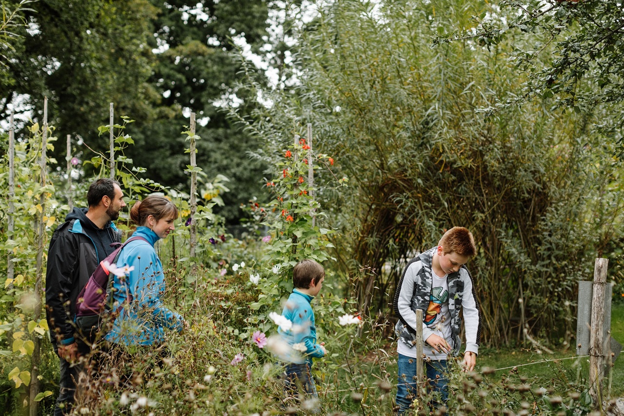 A family strolls through the Gurten garden