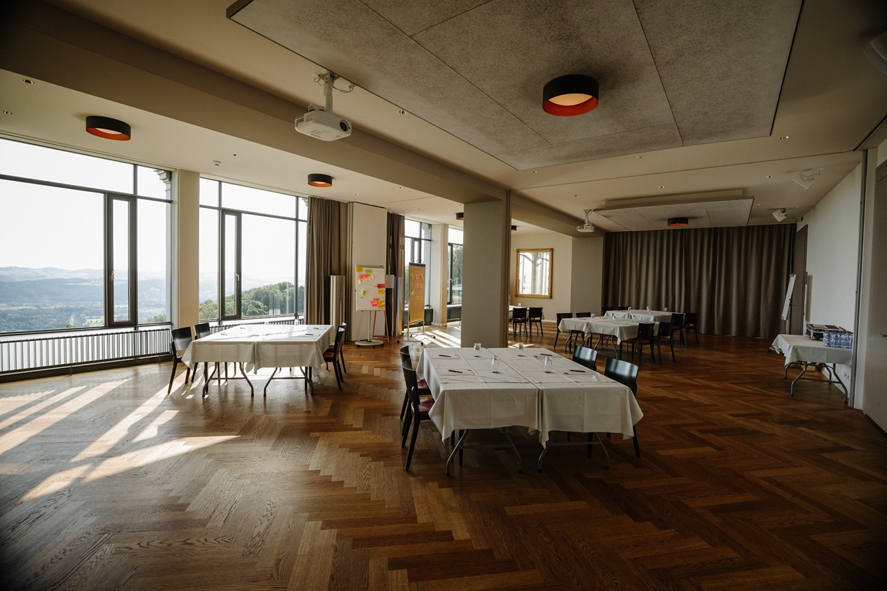 Les salles de banquet Ussicht et Wytsicht avec blocs de table