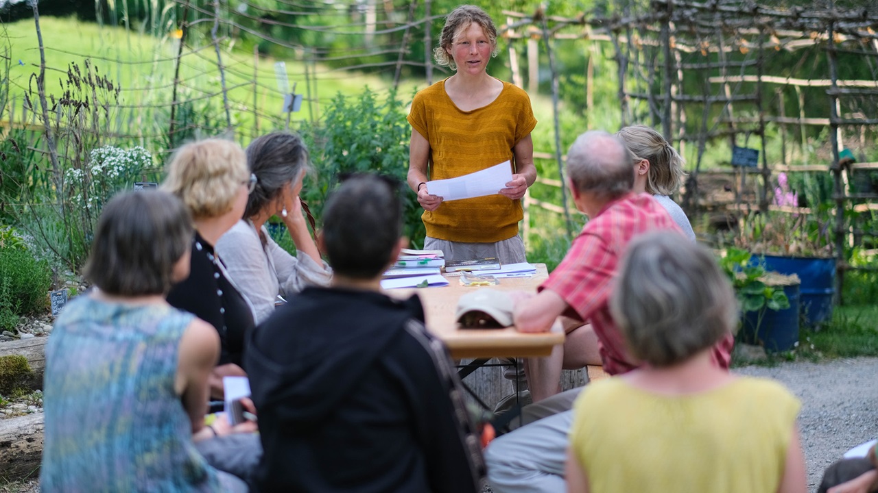 Eine Umwelingenieurin erzählt den Gästen über die Nachhaltigkeit im Garten. 