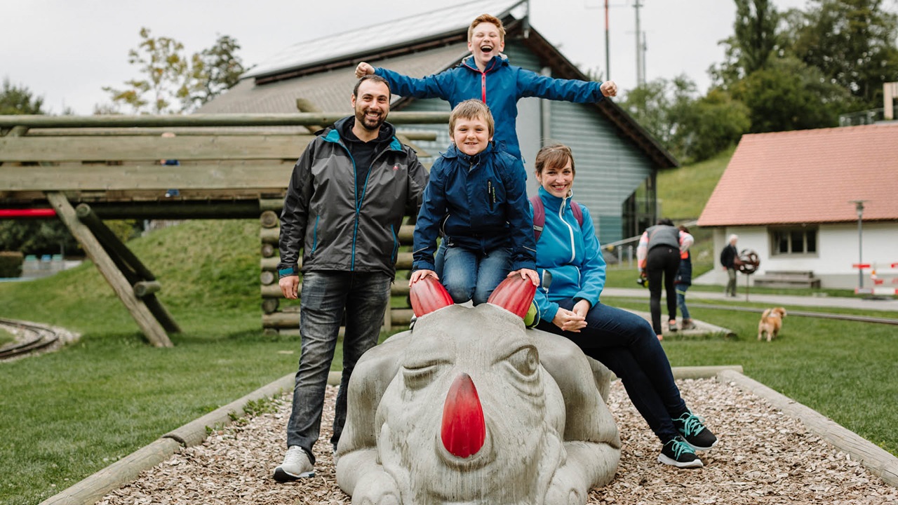 A family on the concrete kite Crealino on the Gurten