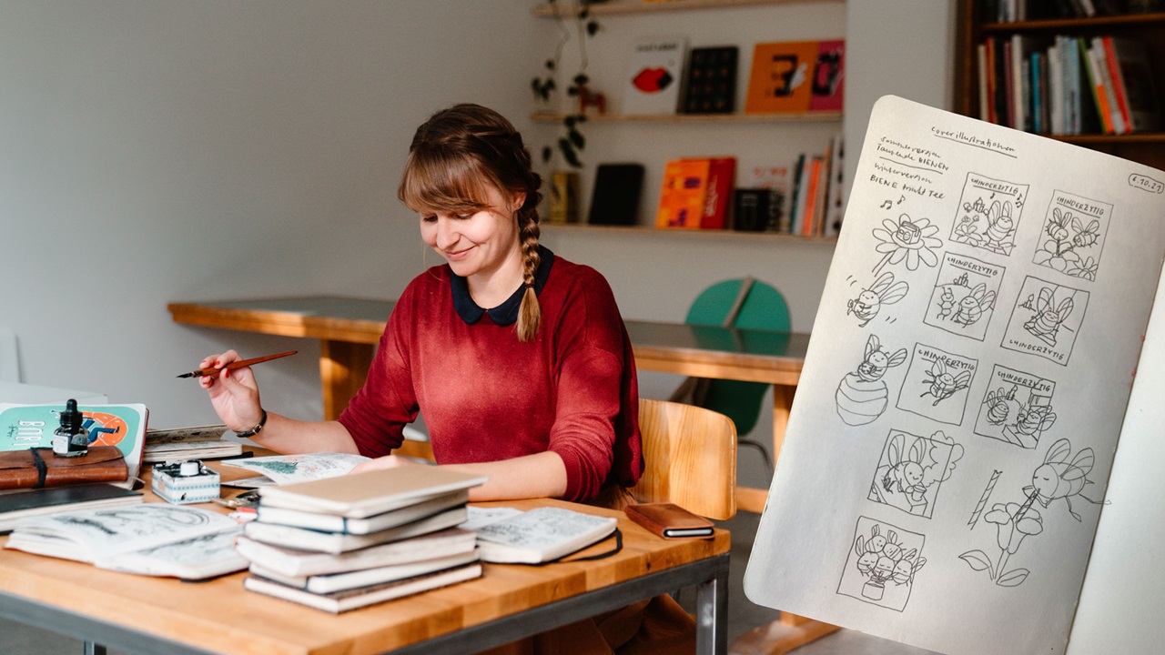 Martine Friedli at work. On the left you can see an excerpt from the sketchbook with the 