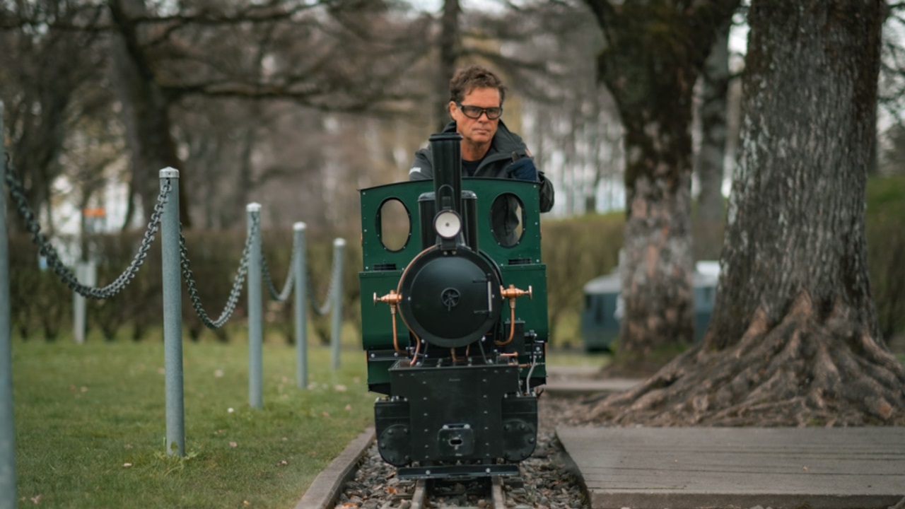 The play park manager Jürg Leuthold on the miniature railroad. 