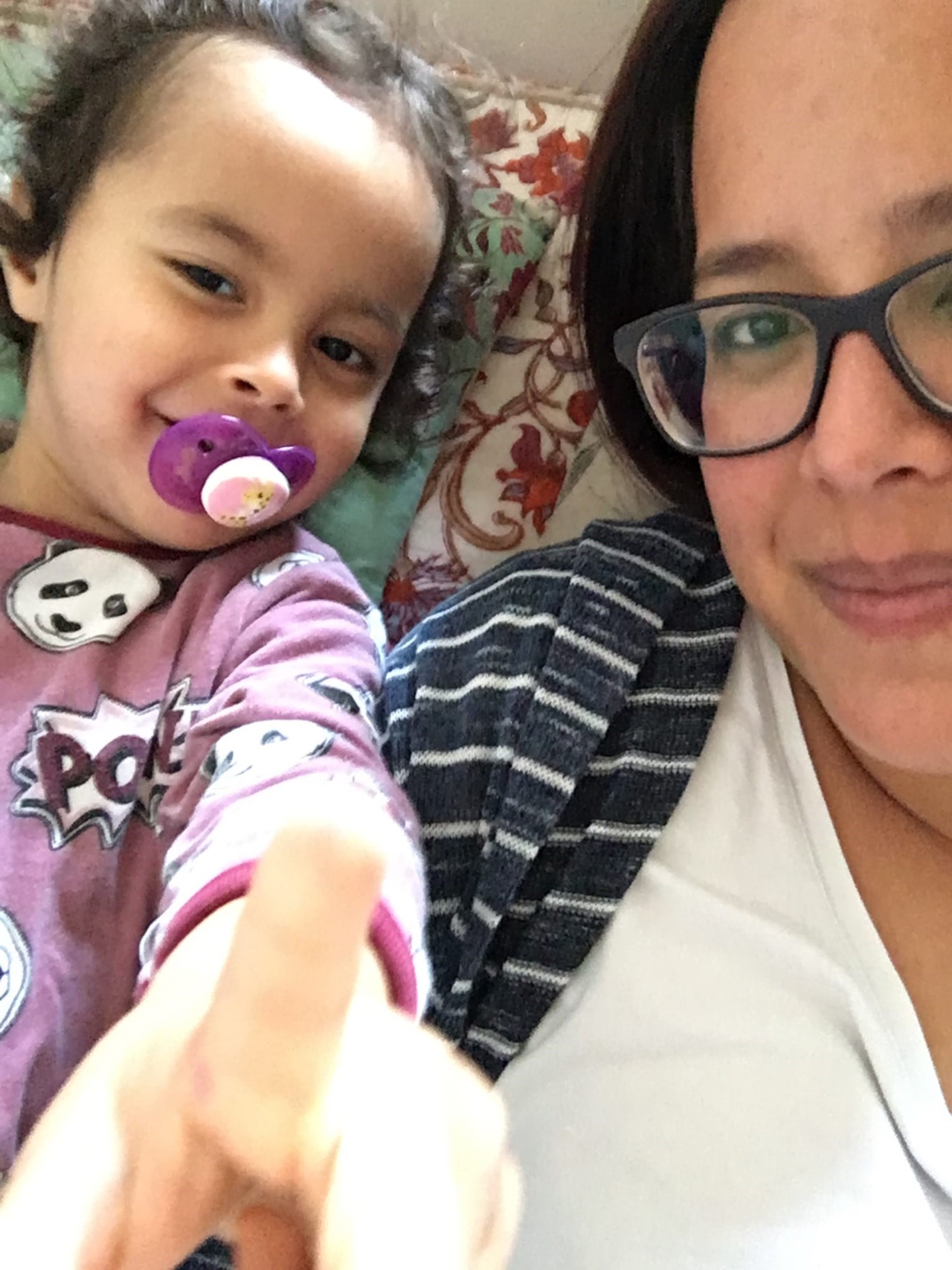 Une collaboratrice et son enfant avec une tétine dans la bouche
