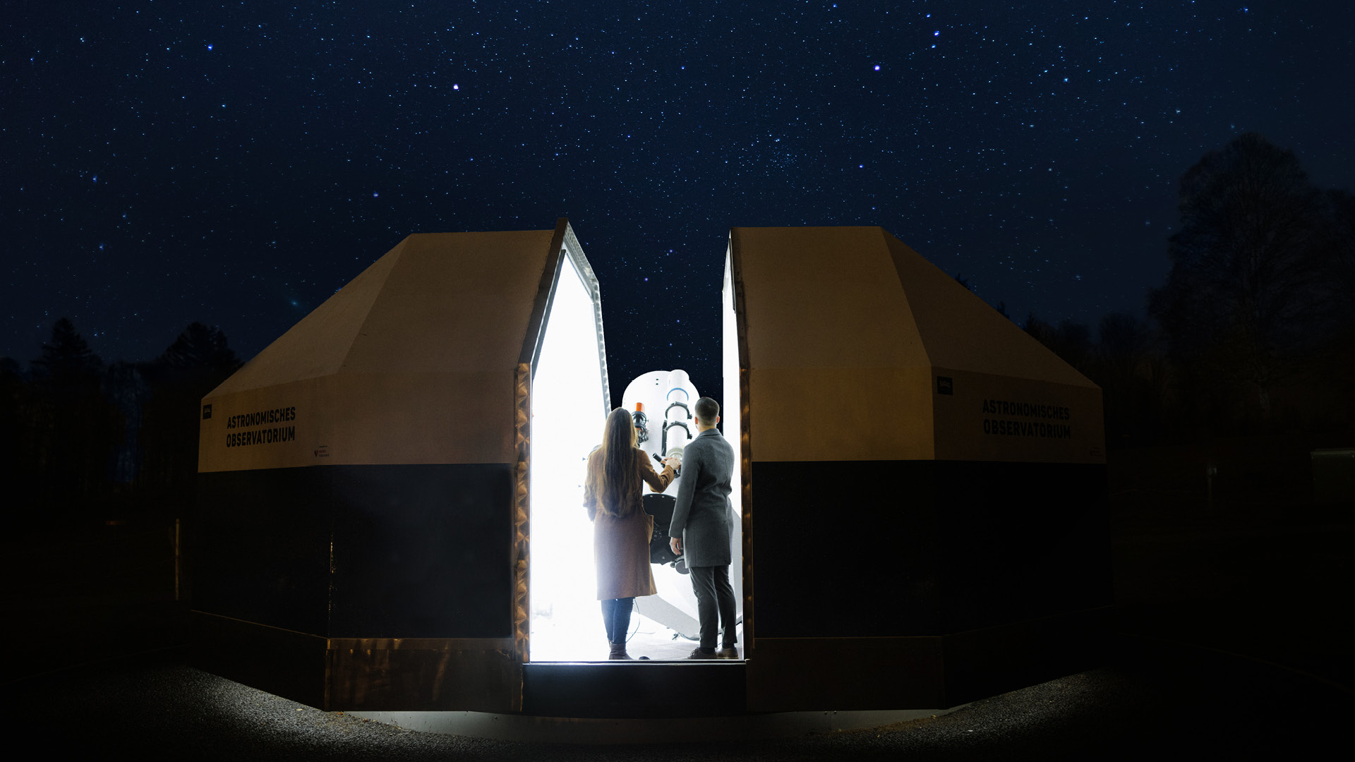 Sternwarte auf dem Gurten bei Nacht mit zwei Besuchenden