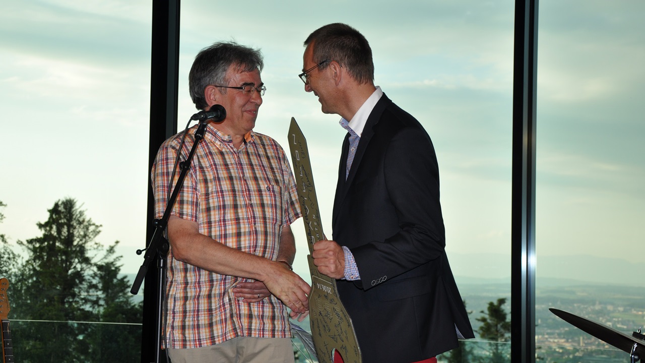 Handing over the keys to the managing director Hans Traffelet.