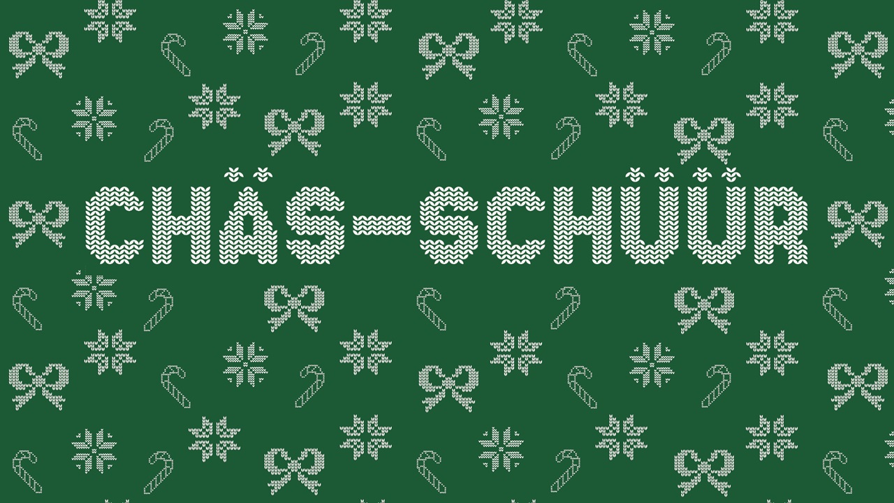 gestrickte weisse Weihnachtsmuster auf grünem Hintergrund im Chäs-Schüür Stil mit der Schrift Chäs-Schüür. 