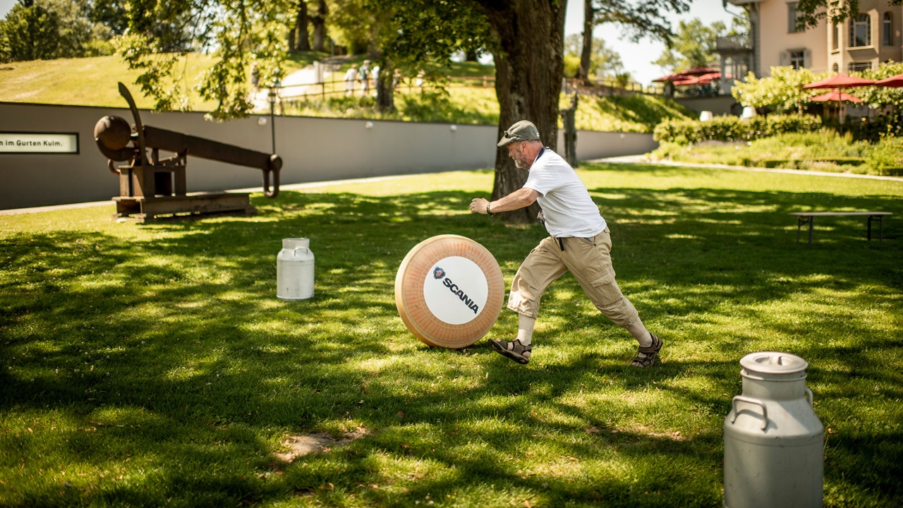 A participant rolling cheese on the meadow at the Gurten Games