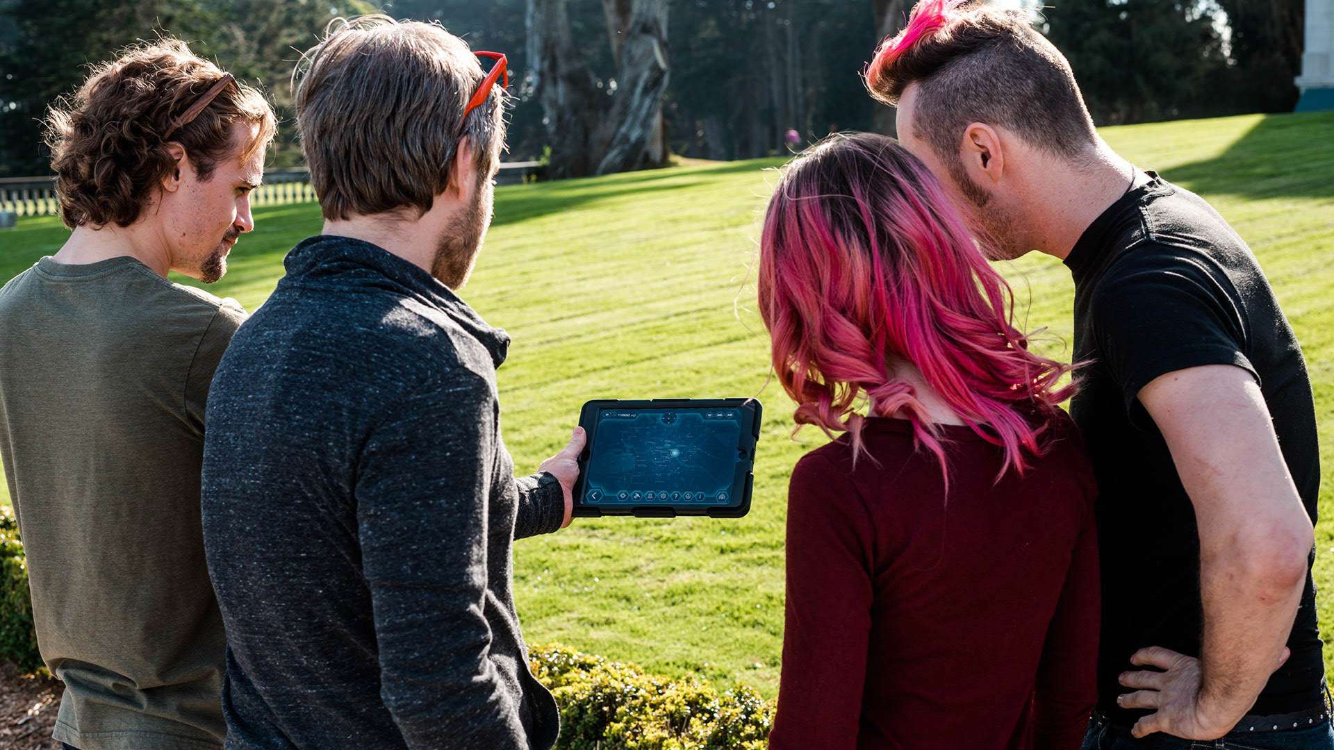 Groupe avec tablette lors de l’outdoor escape game sur le Gurten