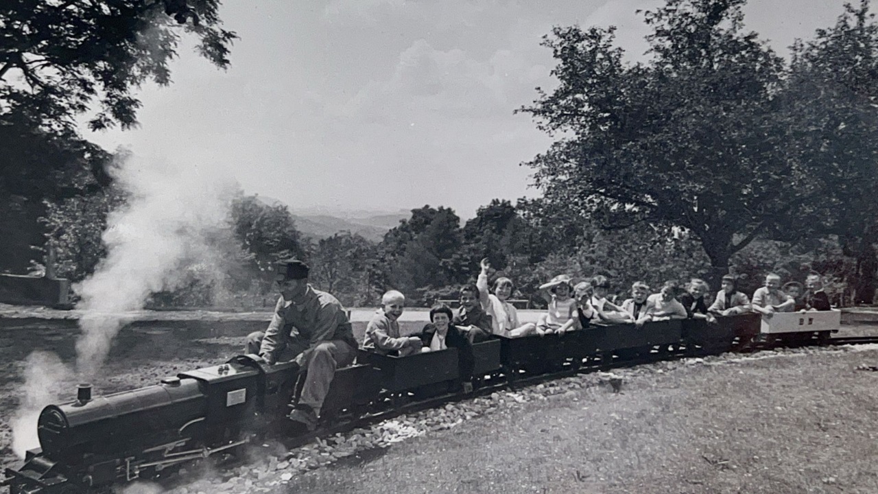 Lokomotive am fahren mit vielen Kinder.   