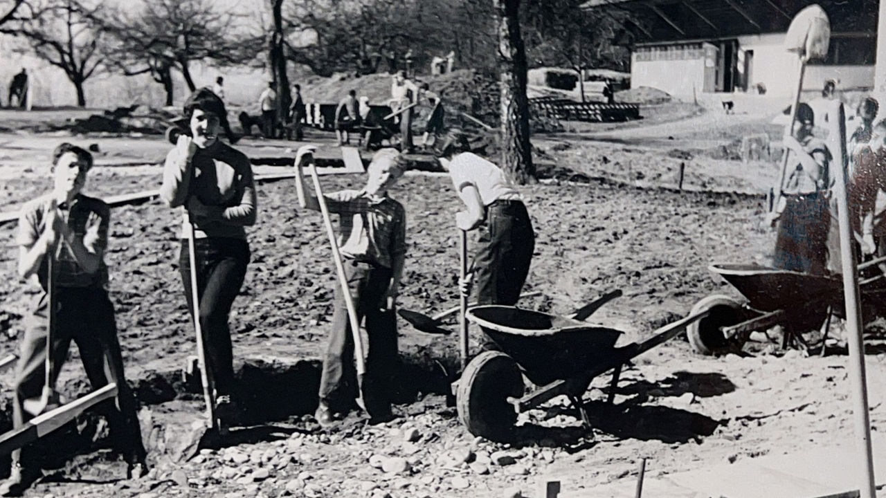  Boys and men are preparing the holes for the tracks.