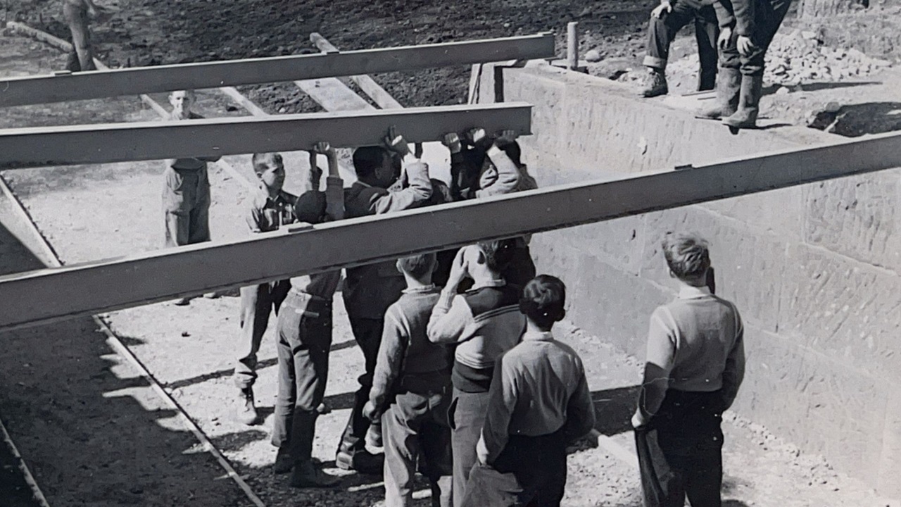  The boys are building the roof for the station. 