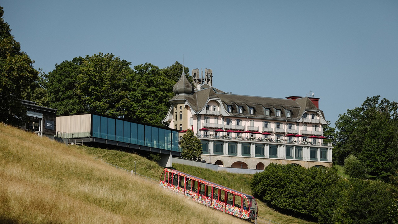 The red funicular travels up the Gurten. The Kulm building can be seen in the background. 