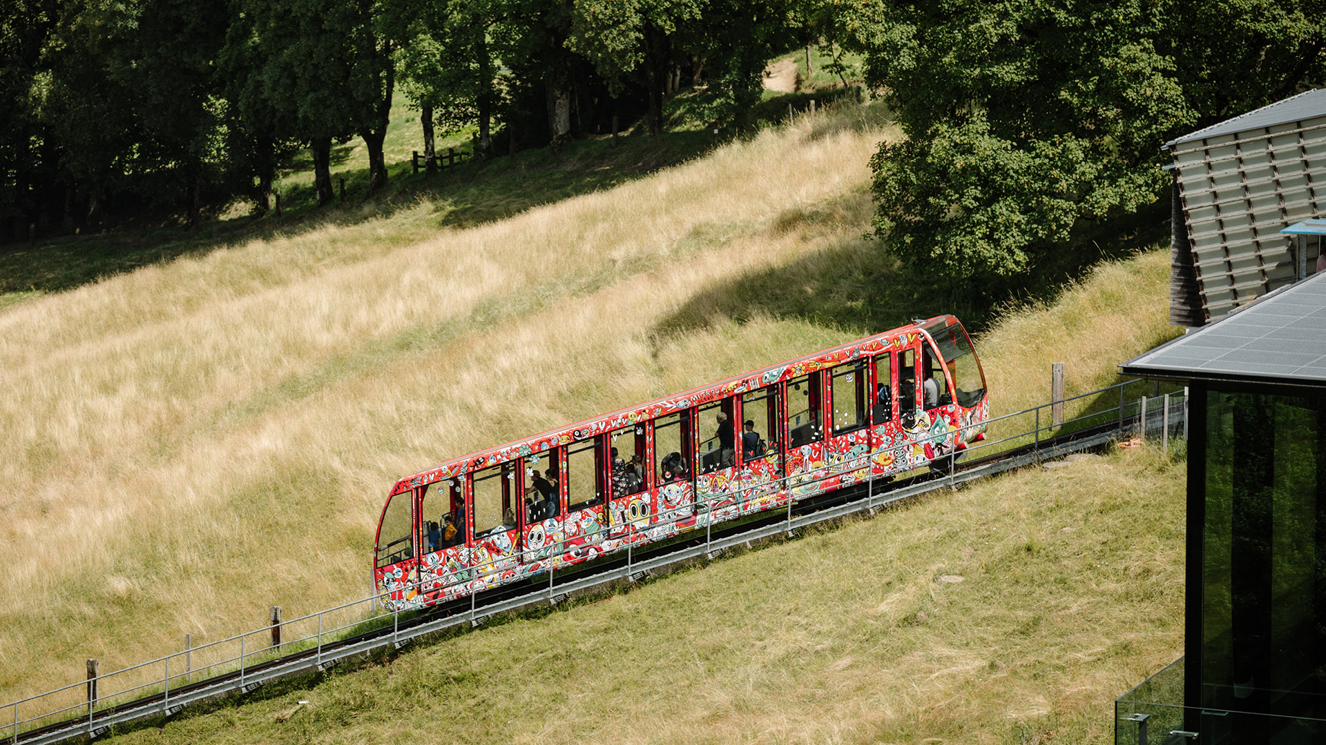 Die Gurtenbahn ist mit Illustrationen von Bieler Künstlern dekoriert. 