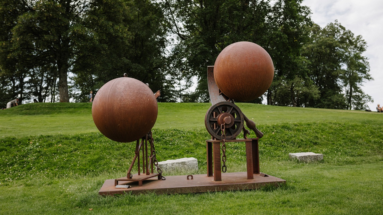 An iron work of art by Bernhart Luginbühl stands on the Gurten meadow.