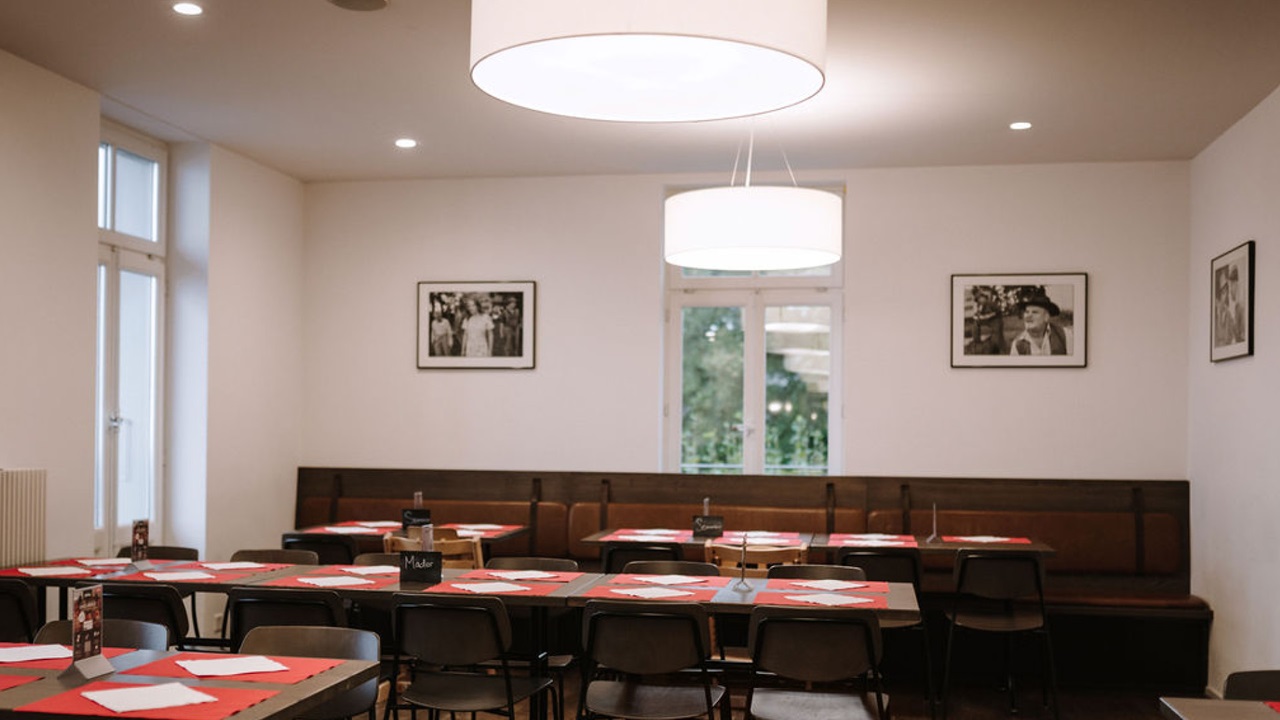 Das Selbstbedienungsrestaurant Tapis Rouge ist mit Fotografien ausgestattet.