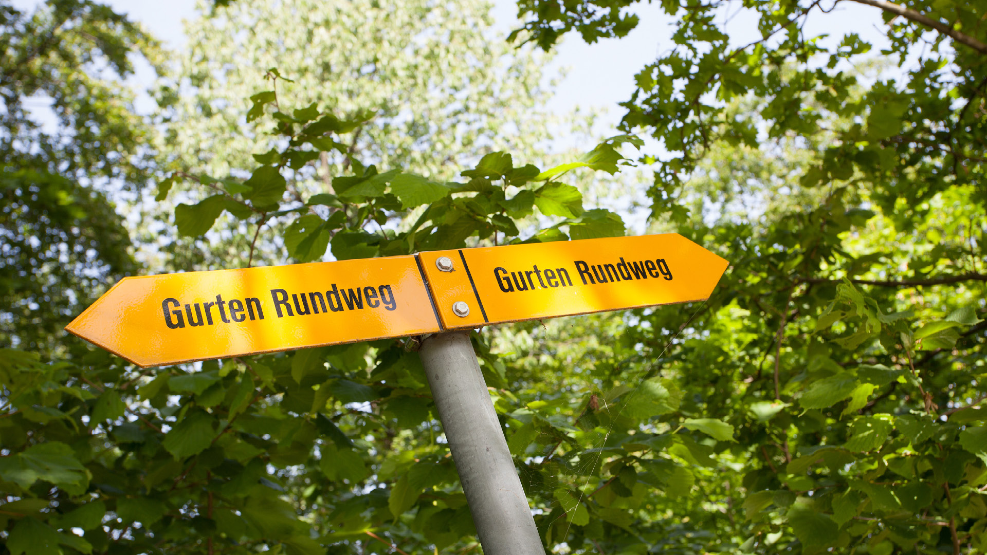 An arrow with a yellow signpost indicates the Gurten circular trail