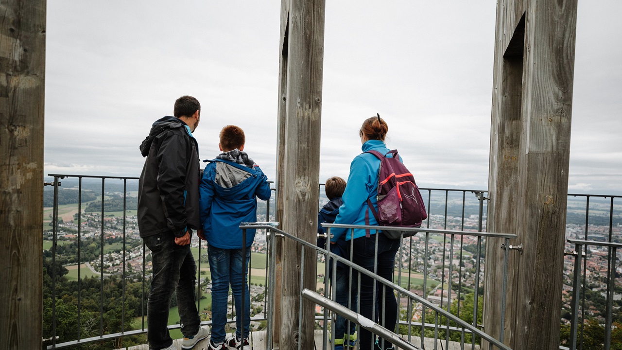 Eine Familie befindet sich auf dem Aussichtsturm und bestaunt die Umgebung