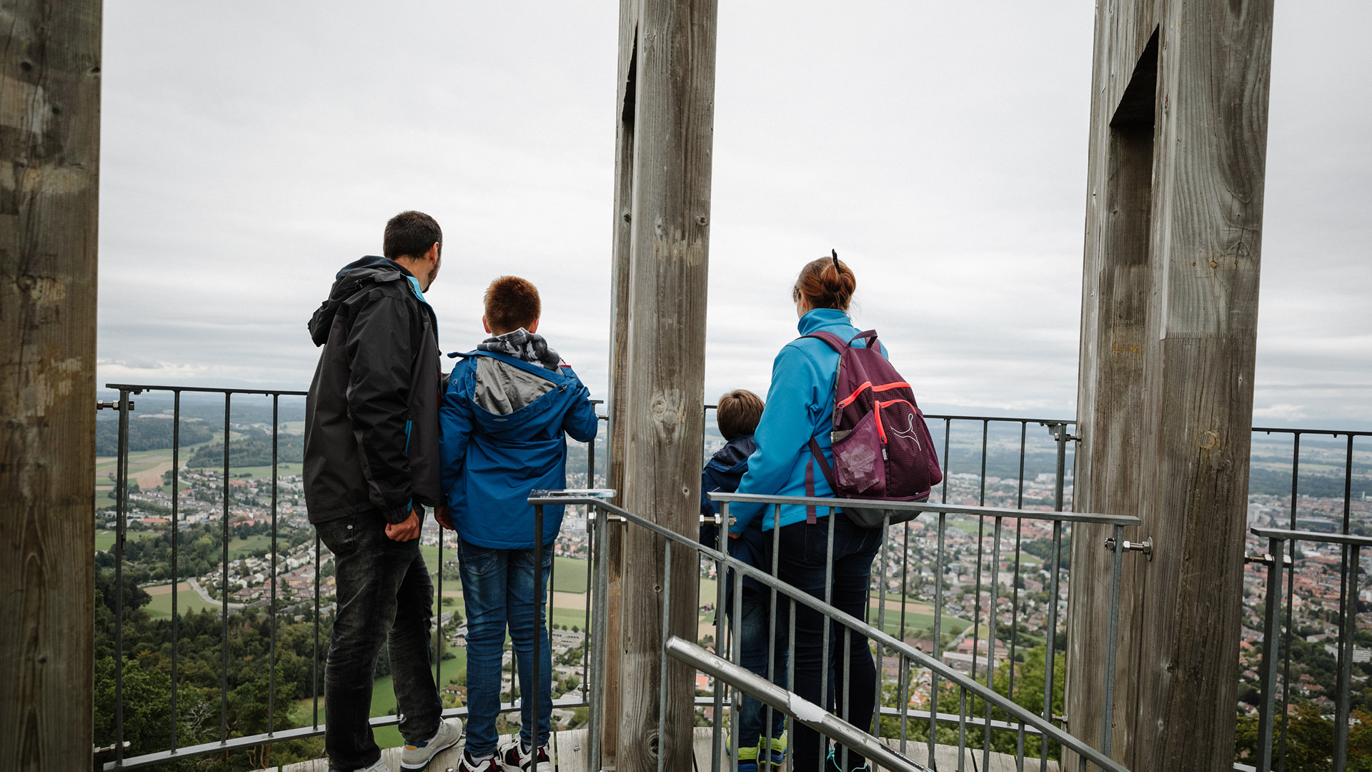 Une famille se tient sur la tour d’observation et admire les environs