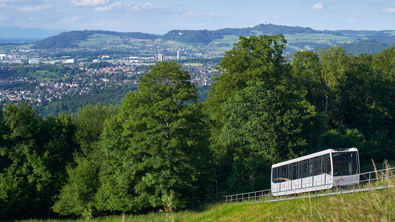 The red-trimmed funicular is operated by Gurtenbahn Bern AG. Every year it transports more than one million people. 