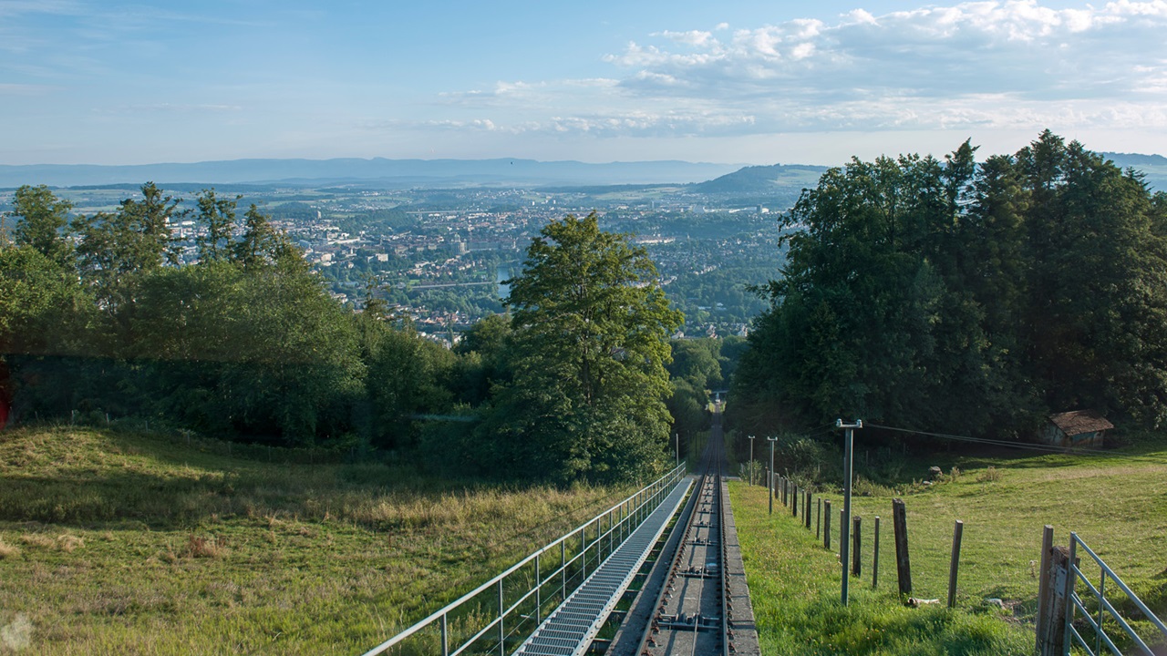 Das Gleis der Gurtenbahn geht tief hinunter nach Bern. Der Fahrplan ist regelmässig. Die Strecke wird im Viertelstunden-Takt benützt. 