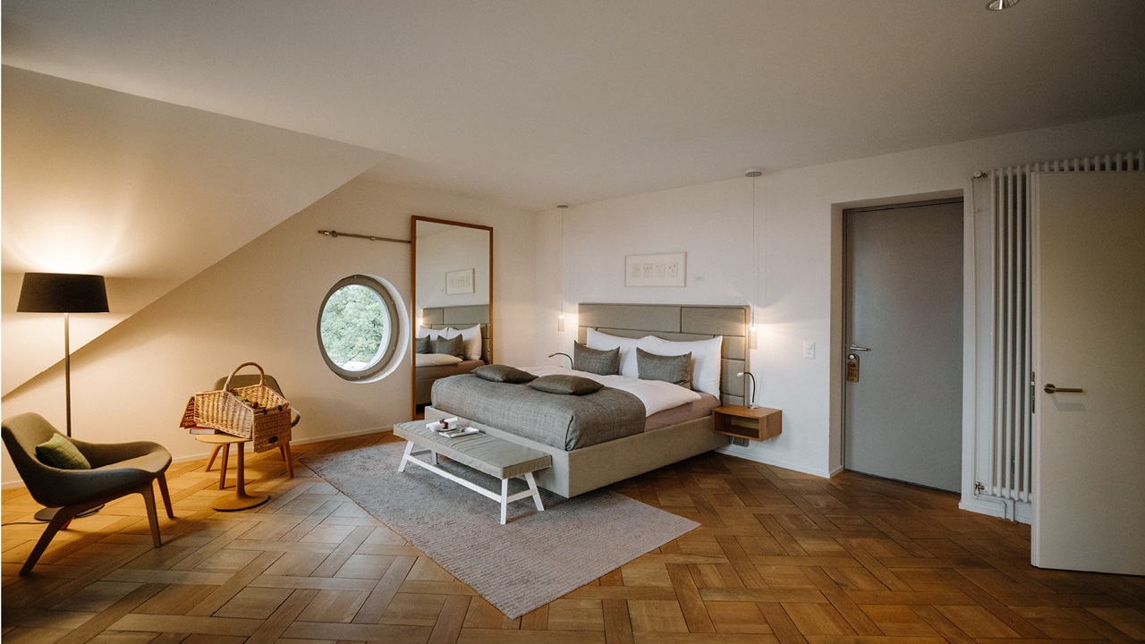 Das Hotelzimmer mit einem Kingsize-Bett ist modern eingerichtet.