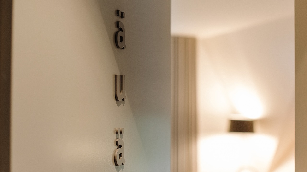 La porte de la chambre d’hôtel est ornée de l’inscription en 3D «äuä».