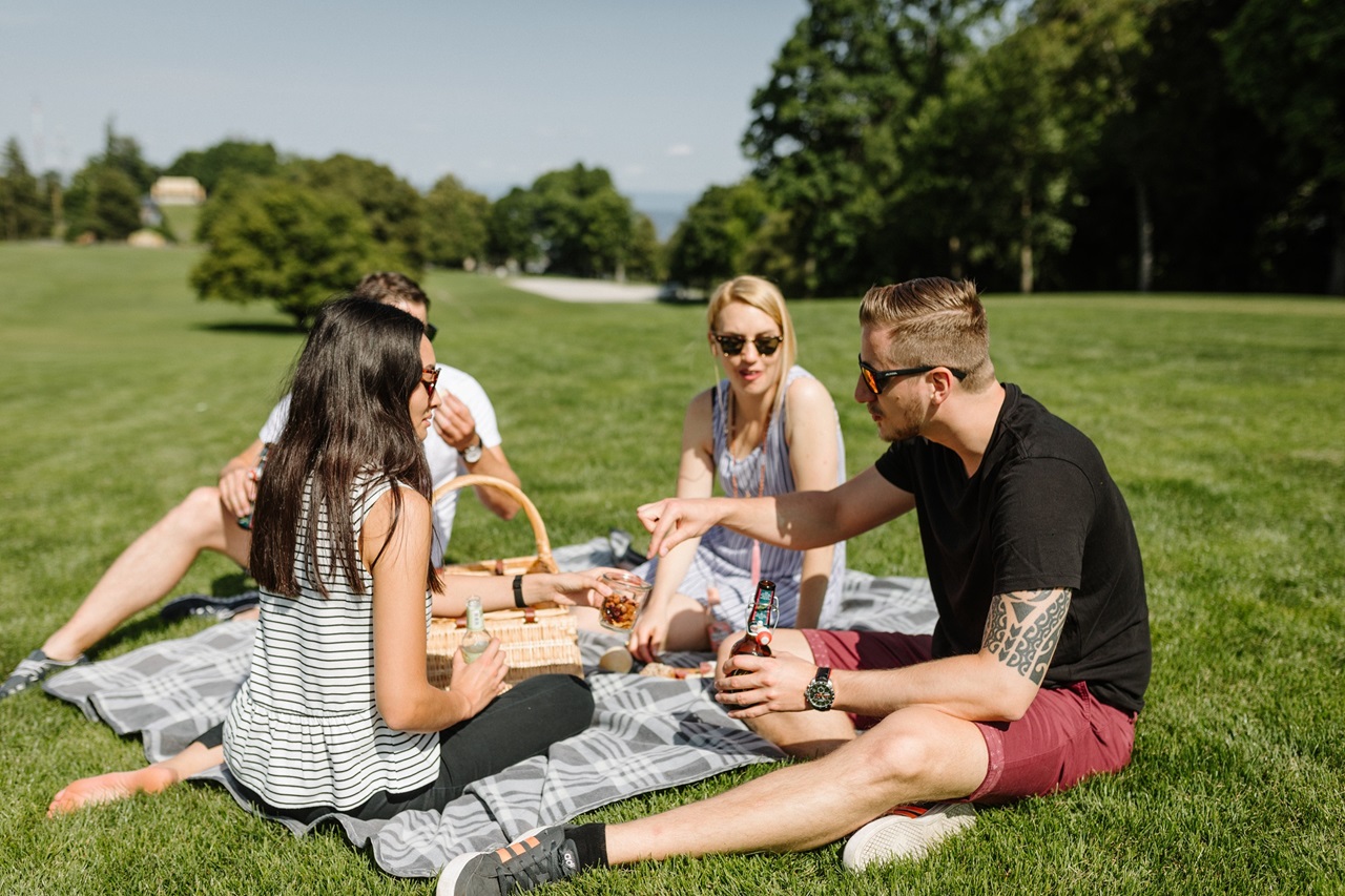 Freunde picknicken auf der Gurtenwiese