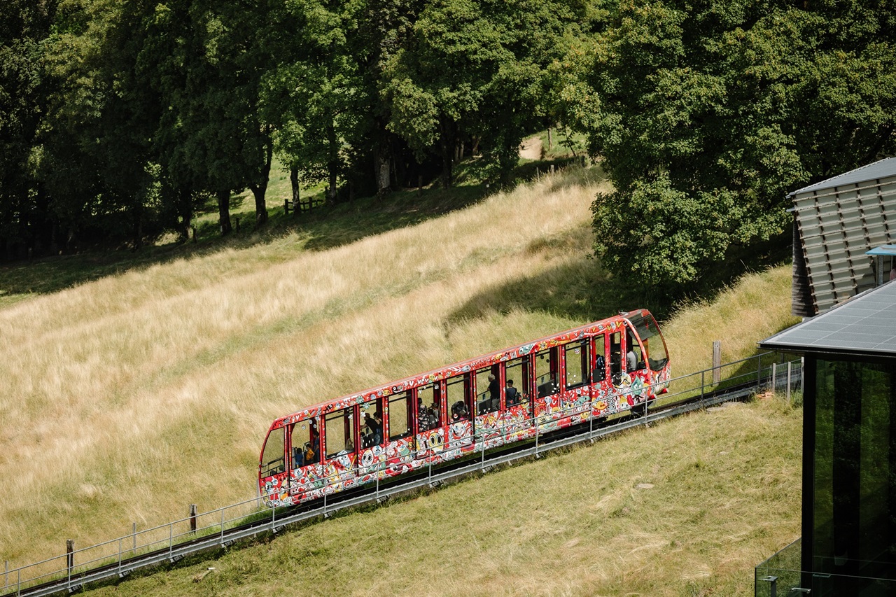 The funicular is heading up the Gurten