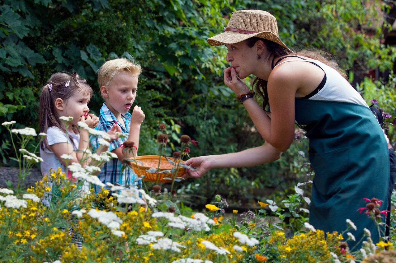 Des enfants mangent les baies qu’ils ont eux-mêmes cueillies dans le jardin