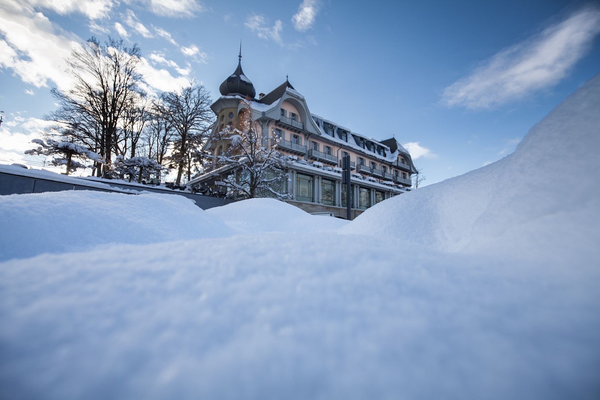 Das Gebäude auf Berns Hausberg ist mit Schnee bedeckt. 