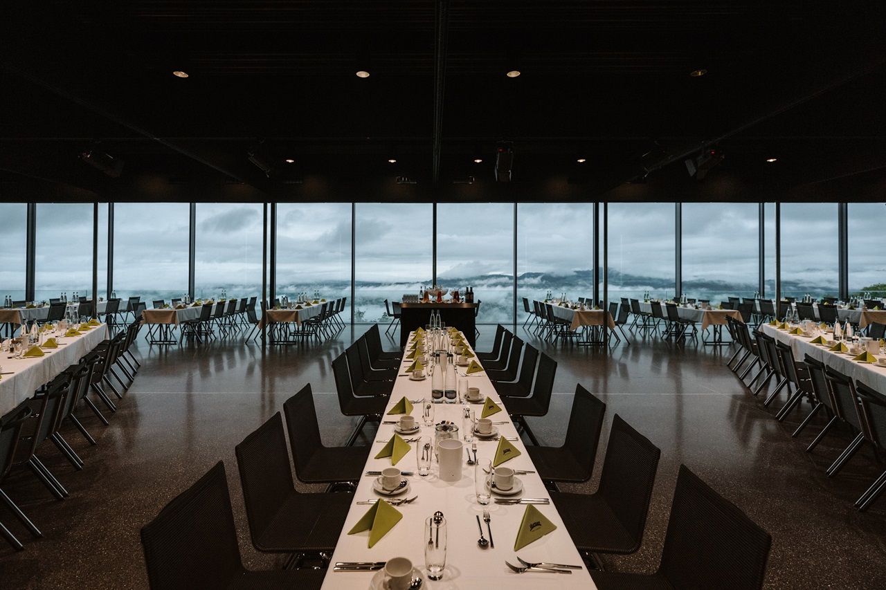 Gedeckter langer Tisch im Pavillon mit Aussicht auf Bern 