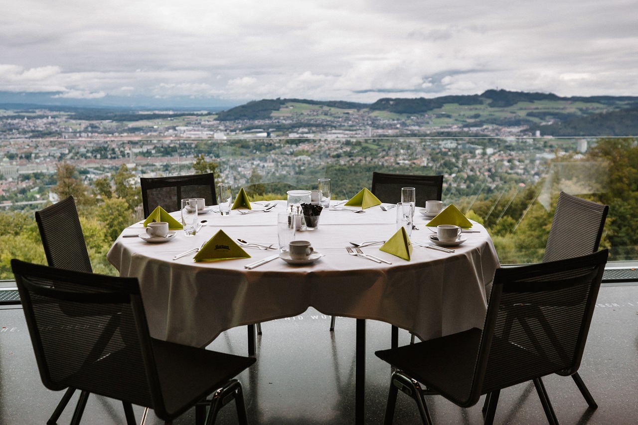 Longue table dressée dans le Pavillon avec vue sur Berne 