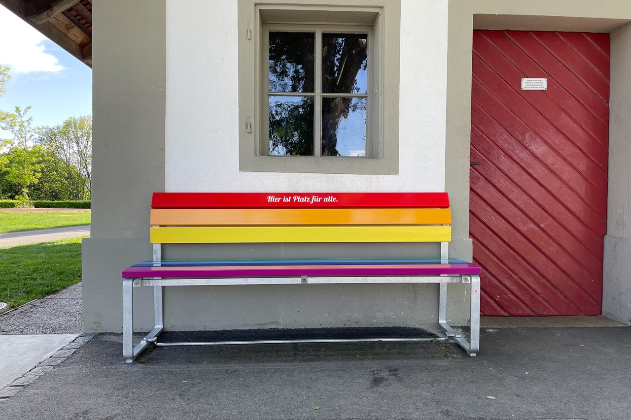 Die neue Regenbogen-Sitzbank auf dem Gurten