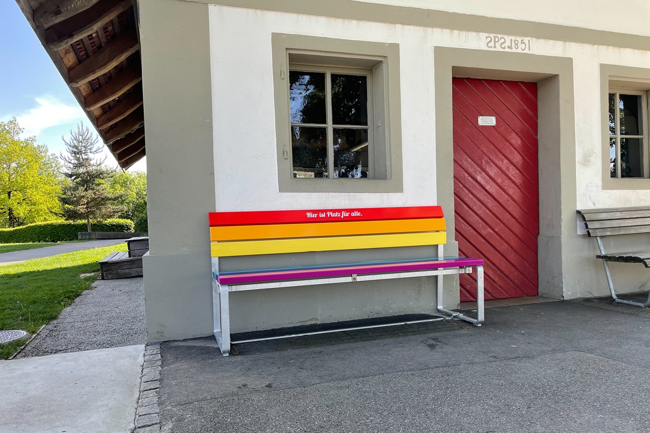 Der Gurten – Park im Grünen hat eine neue Regenbogen-Sitzbank