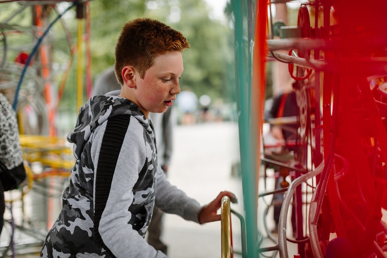 Ein Junge spielt mit der Kugelbahn auf dem grössten Spielplatz in Bern