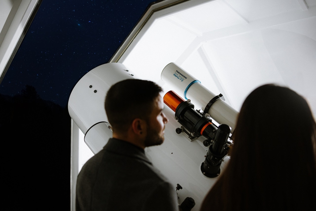 Ein Paar beim Sternenbeobachten im Observatorium auf dem Gurten.