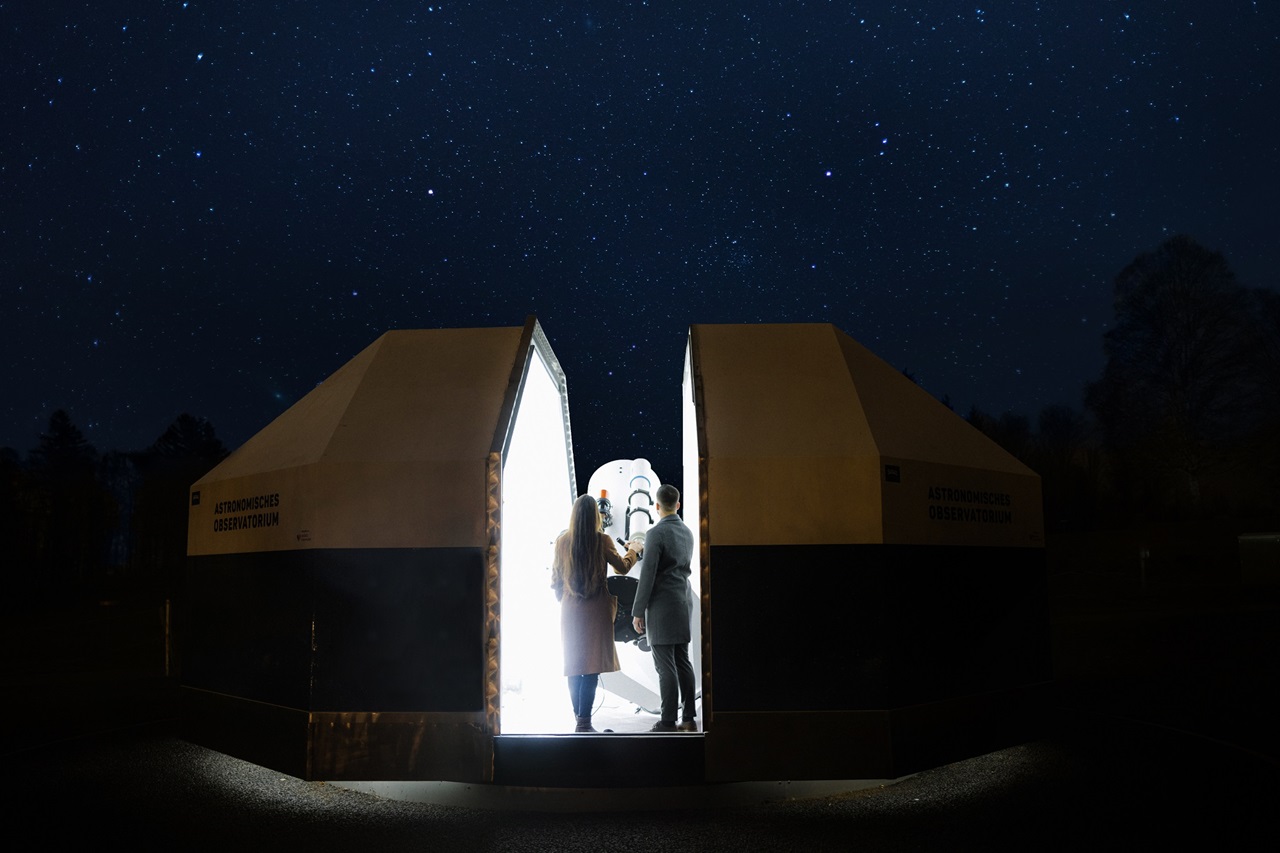 The open observatory illuminated under the starry sky on the Gurten.
