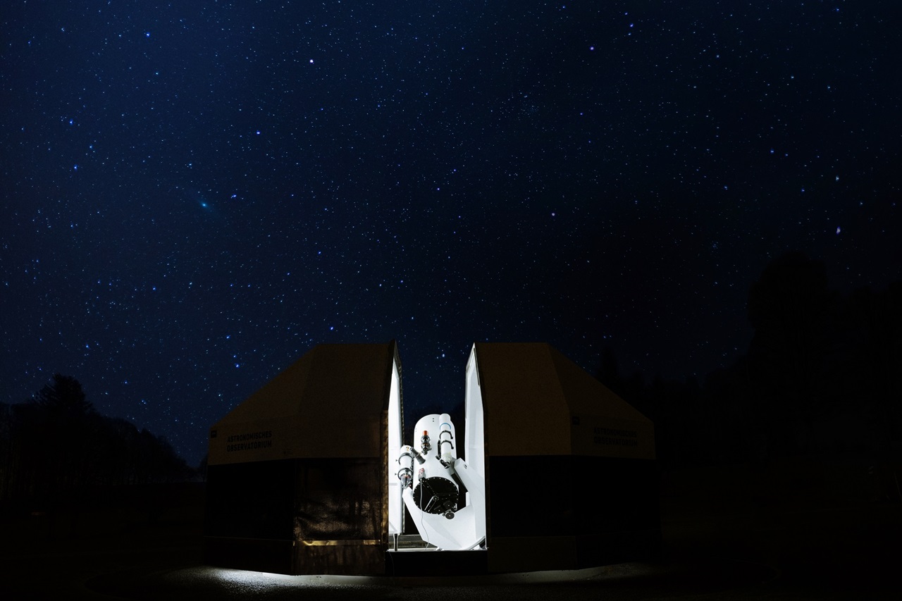 Das astronomische Observatorium unter dem Sternenhimmel auf dem Gurten.