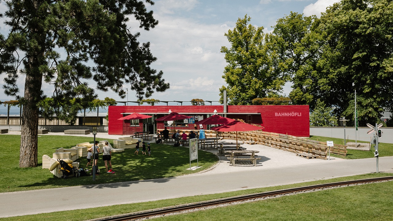 Outside view of the Bahnhöfli take-away stand on the Gurten – Park im Grünen