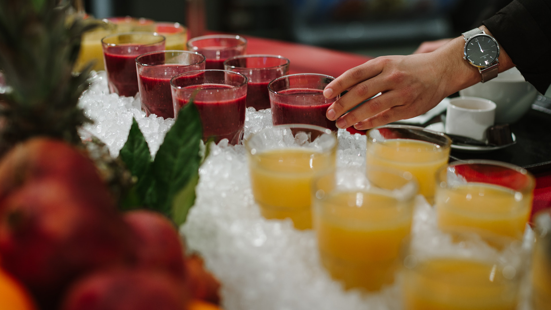 A person serving themselves at the juice buffet in the Tapis Rouge 