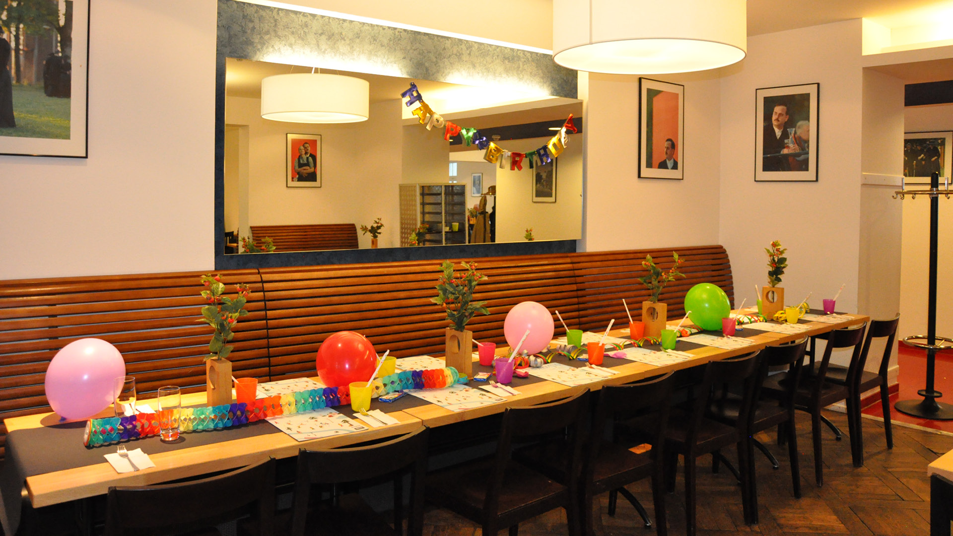 Table dressée et décorée pour une fête d'anniversaire pour enfants au Tapis Rouge