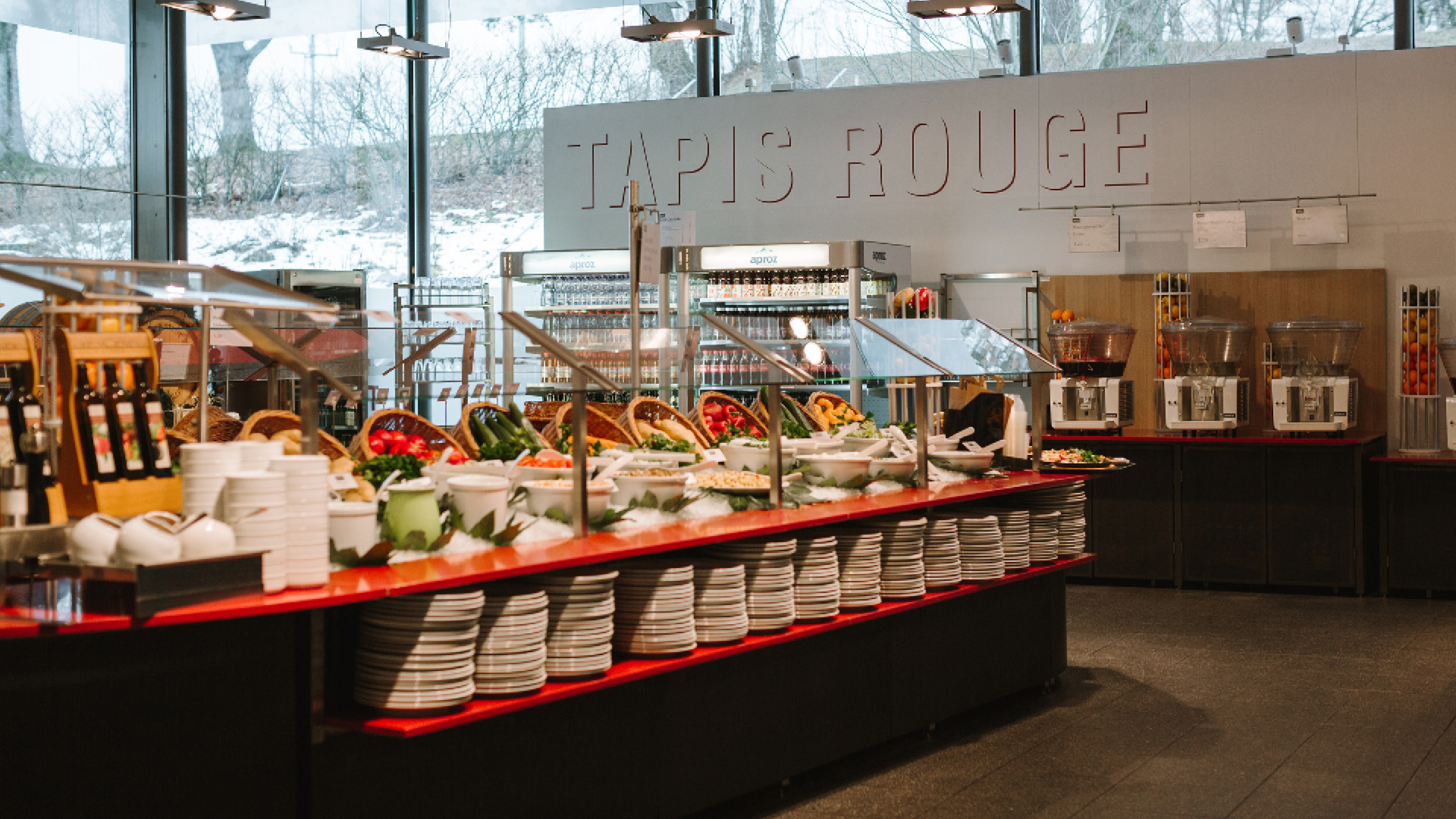 Reichhaltiges Salatbuffet im Selbstbedienungsrestaurant Tapis Rouge