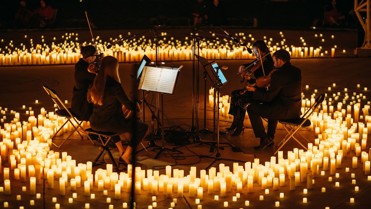 Quatre musiciens dans un cercle de nombreuses bougies