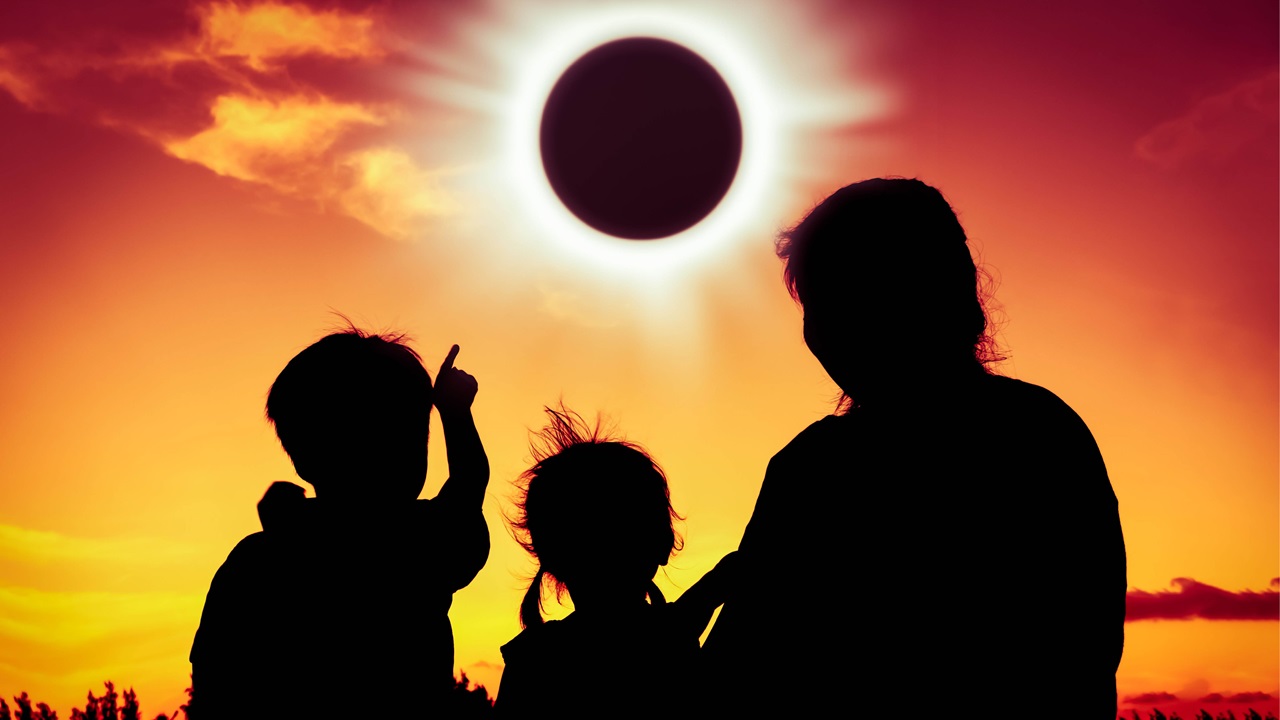 Familie beobachtet eine Sonnenfinsternis