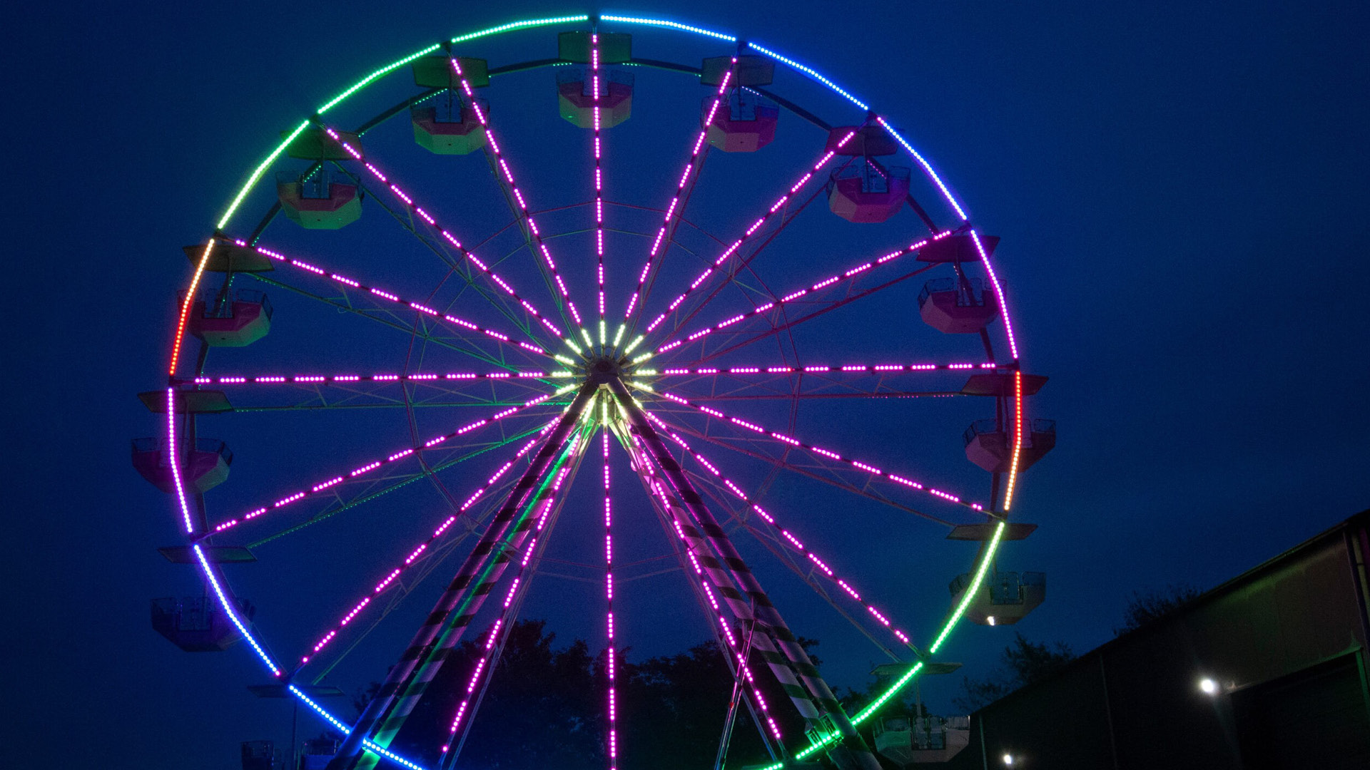 La grande roue illuminée de nuit.