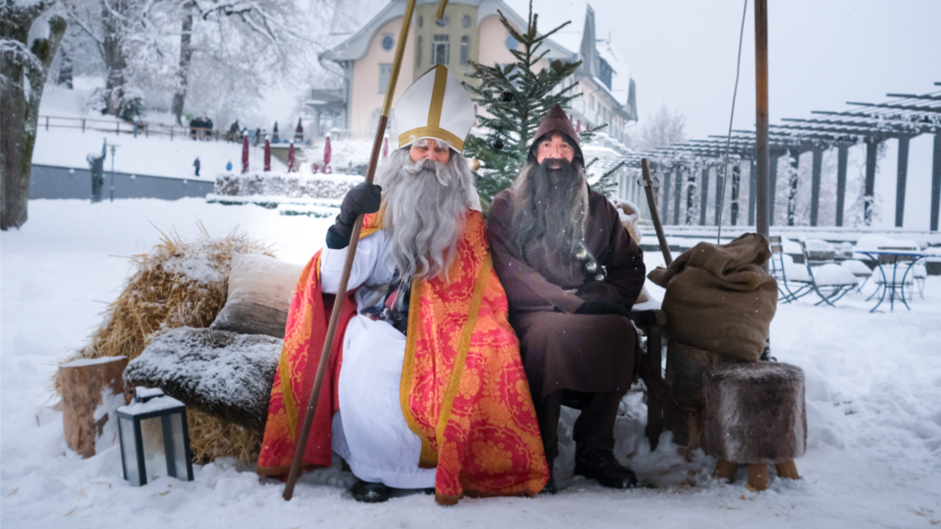 Sankt Nikolaus und Schmutzli vor dem Kulm-Gebäude