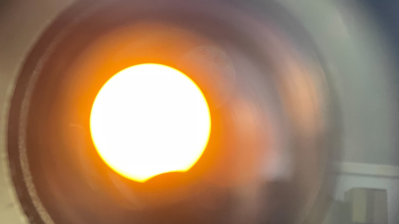 Partielle Sonnenfinsternis durch das Fernglas.
