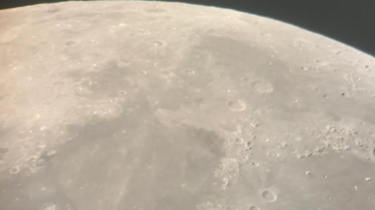 Die Mondkrater kann man durch das Teleskop gut sehen. 
